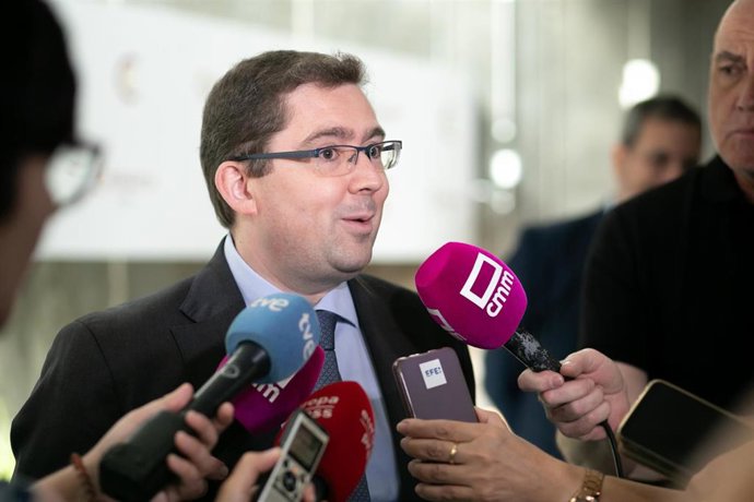 El director general de Economía y Estadística del Banco de España, Ángel Gavilán, atiende a los medios en Toledo.