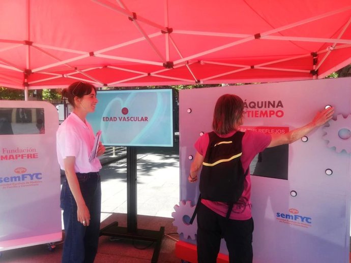 Saber cómo de saludable es el estilo de vida y cúantos años ganar si se mejora, objetivo del bus 'La Máquina del Tiempo'