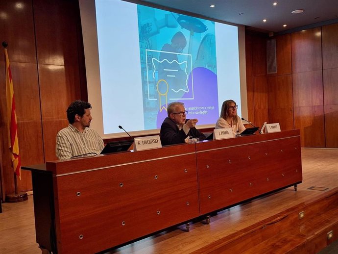 El secretario del CoMB, Gustavo Tolchinsky, el presidente del CoMB, Jaume Padrós, y la vicresecretaria del CoMB, Snia Miravet, este jueves en la sede del Collegi de Metges de Barcelona