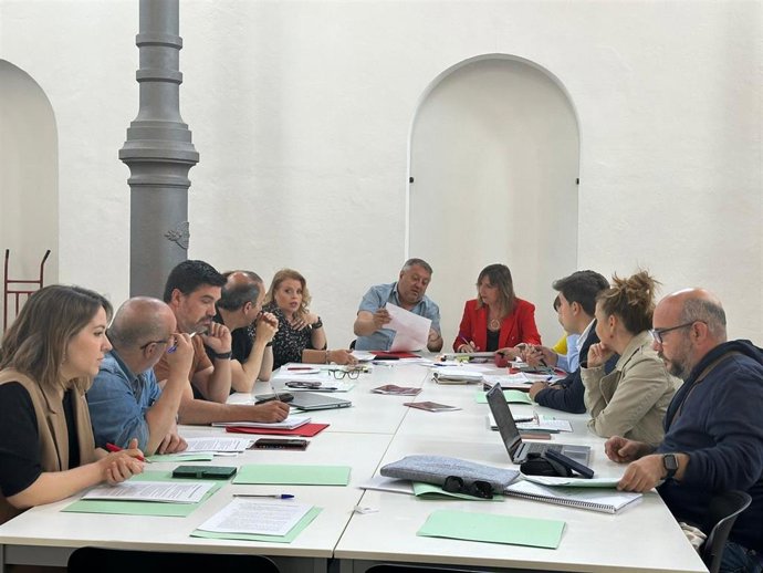 Reunión del grupo socialista celebrada este jueves en el Centro Salvador Allende y presidida por su portavoz, Lola Ranera.