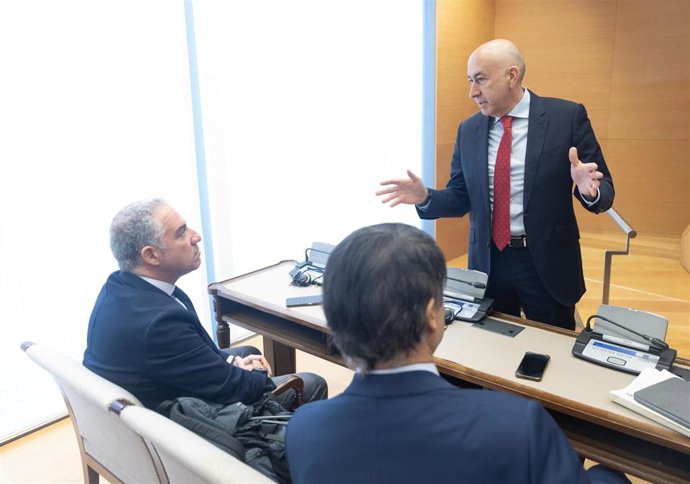 Archivo - El vicesecretario del PP, Elías Bendodo (i) y el diputado del PSOE, Alejandro Soler (d), conversan durante la Comisión de Investigación sobre los contratos públicos realizados durante la pandemia de covid-19.