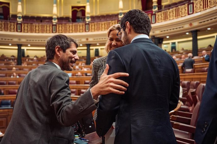 El ministro de Cultura, Ernest Urtasun (i), durante un pleno en el Congreso de los Diputados, a 13 de junio de 2024, en Madrid (España). 