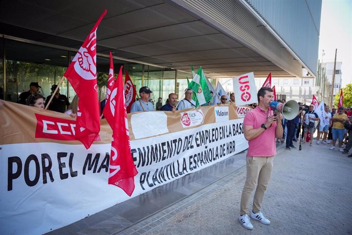 Concentración de trabajadores de la plantilla de KBR ante la Delegación de Empleo de la Junta