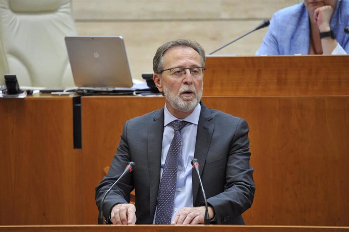 El diputado del PSOE en la Asamblea de Extremadura Andrés Moriano interviene en el pleno