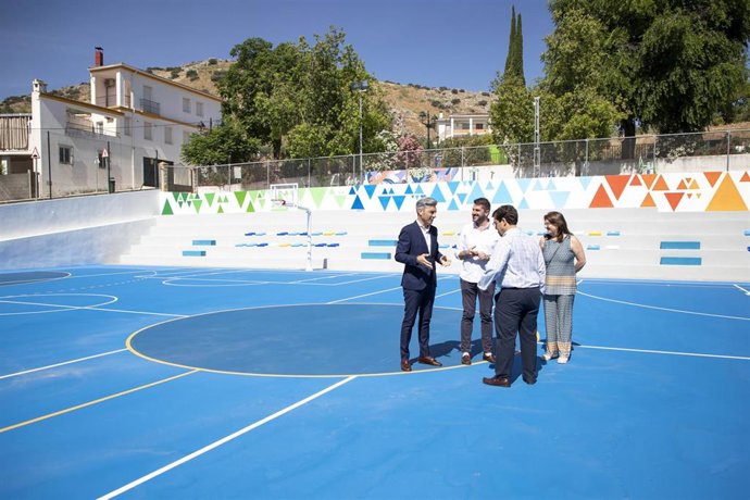 El vicepresidente primero y delegado de Infraestructuras, Sostenibilidad y Agricultura de la Diputación de Córdoba, Andrés Lorite (izda.), visita las instalaciones deportivas mejoradas en Luque.