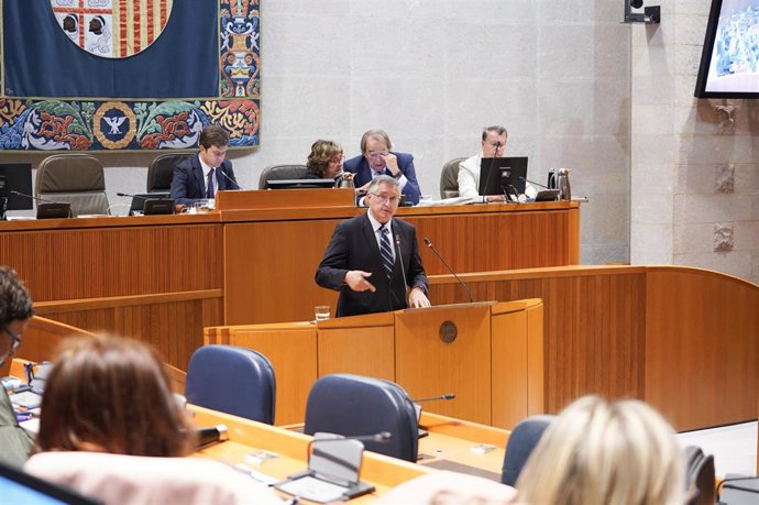 El consejero de Medio Ambiente y Turismo del Gobierno de Aragón, Manuel Blasco, interviene en la sesión plenaria de las Cortes de Aragón.