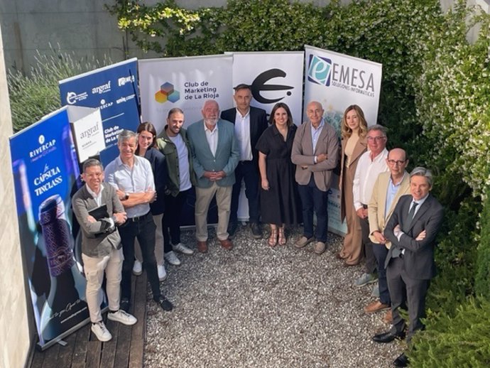 Premiados y miembros del Club de Marketing tras la rueda de prensa de presentación de los premios Mercurio