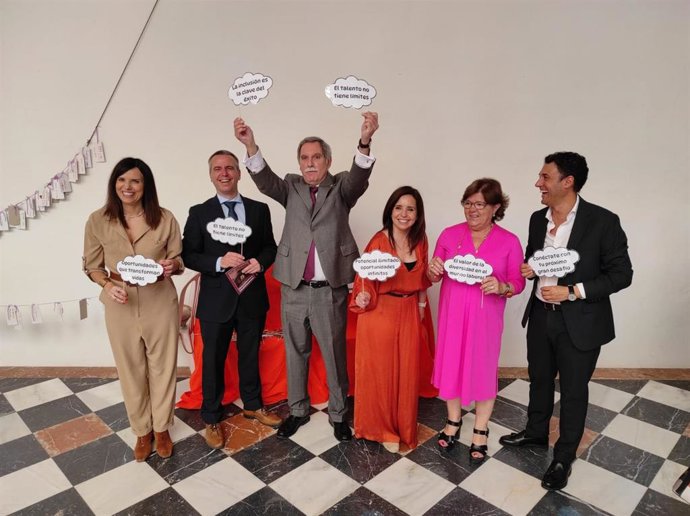 Viso y Aguilera (centro), entre otras autoridades, en la celebración de la jornada 'El espectáculo de tu vida'.