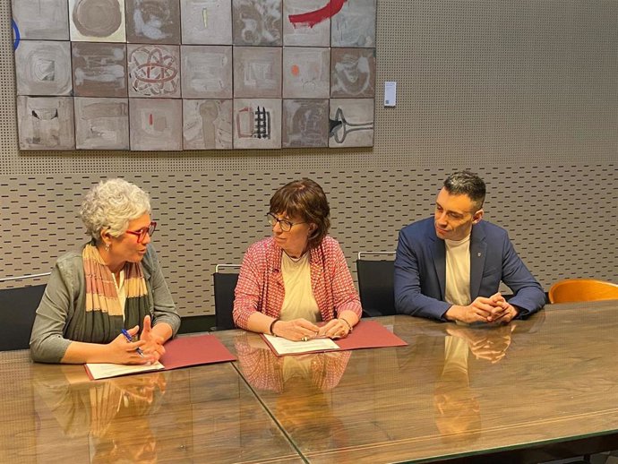 La directora de l'Agència de l'Habitatge de Catalunya, Sílvia Grau, y la regidora del Ayuntamiento de Girona, Cristina Andreu