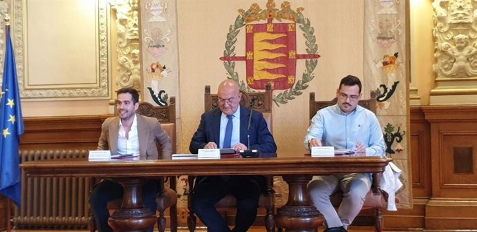 El alcalde de Valladolid, Jesús Julio Carnero (centro), junto al concejal de Personas Mayores, Rodrigo Nieto (izquierda), en la presentación del I Plan de Inclusión Social 2024/2028del