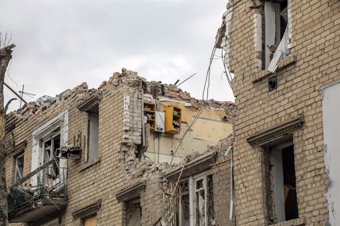 Archivo - February 8, 2024, Kherson, Ukraine: KHERSON, UKRAINE - FEBRUARY 8, 2024 - A residential building in the high street lies in ruins as a result of the shelling of Russian troops, Kherson, southern Ukraine.