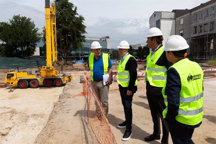 El conselleiro de Sanidade, Antonio Gómez Caamaño, y una delegación del Consejo de Seguridad Nacional (CSN) visitan las obras del Centro de Protonterapia de Santiago.