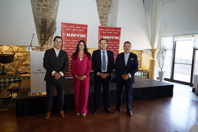 Inés Arrimadas (2i), en el desayuno organizado por Mapfre en Jaén.