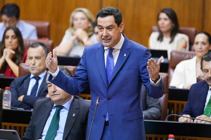 El presidente de la Junta de Andalucía, Juanma Moreno, interviene en la segunda jornada del Pleno del Parlamento andaluz. 