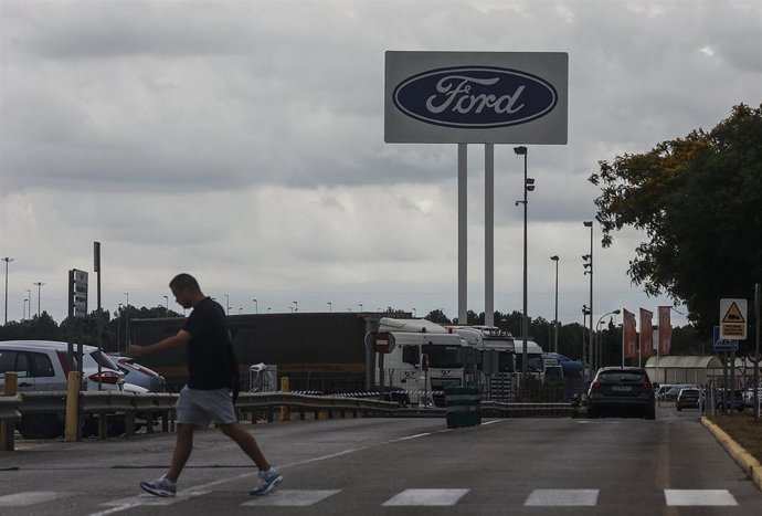 Un trabajador en la fábrica de Ford, a 12 de junio de 2024, en Almussafes, Valncia