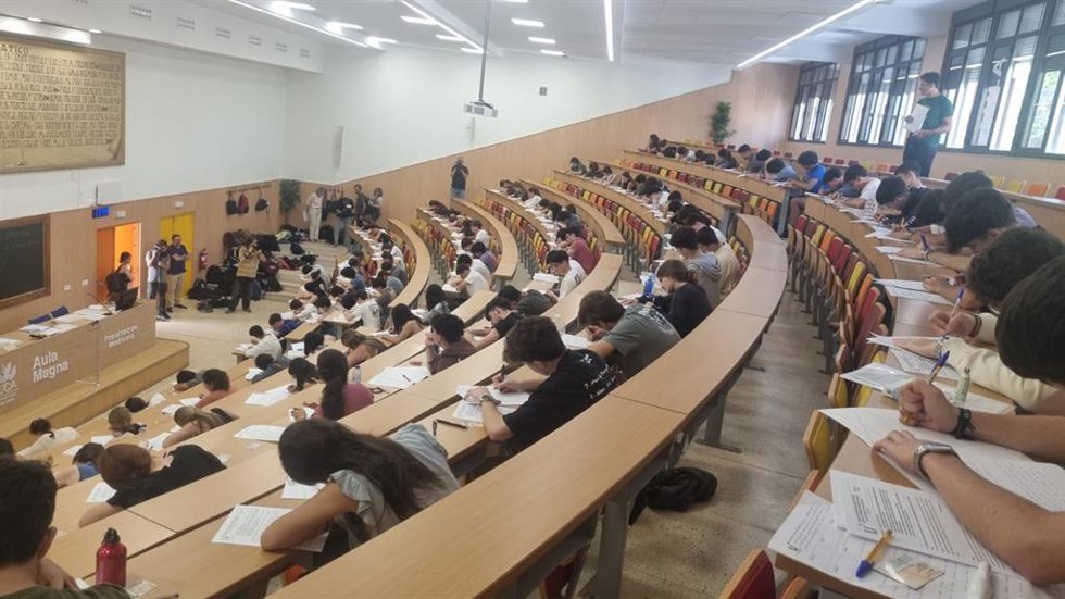 Estudiantes de Cádiz en su primer día de exámenes de las Pruebas de Acceso y de Admisión a la Universidad (PEvAU) en la Universidad de Cádiz (UCA)