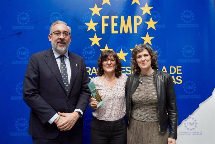 El alcalde, Víctor Martínez, junto a María Tornel, concejala de Educación, y Lola Zaragoza, técnico del Programa de Prevención de Absentismo, Fracaso y Abandono Escolar