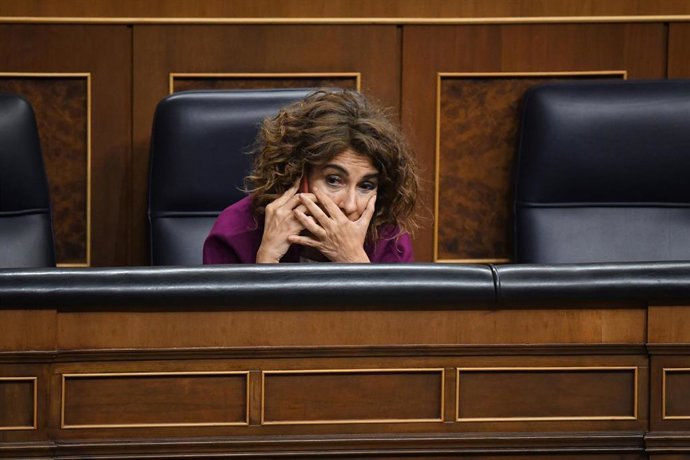 Archivo - La vicepresidenta primera y ministra de Hacienda, María Jesús  Montero, y el portavoz del PSOE en el Congreso, Patxi López, durante una sesión plenaria en el Congreso de los Diputados, a 23 de abril de 2024, en Madrid (España). 