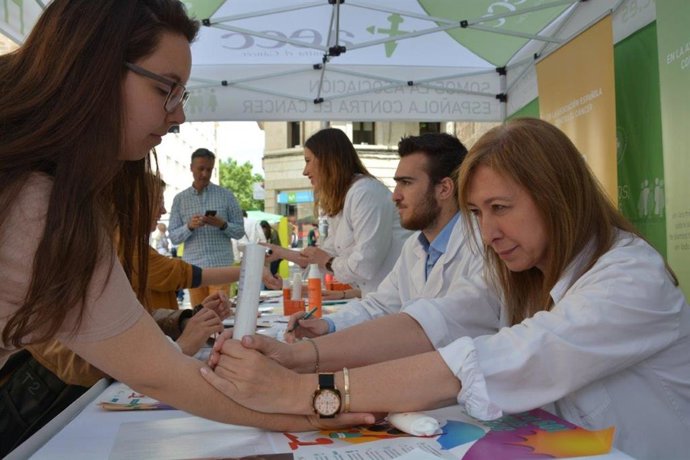 Archivo - Medición de melanina individualizada en una campaña de sensibilización contra el cáncer de piel.