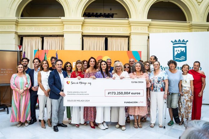 El Ayuntamiento de Málaga ha acogido el acto de entrega de la recaudación del festival con representantes del Consistorio, la Diputación, la Junta de Andalucía, la Fundación El Pimpi, organizadora de la iniciativa, y de las ONG beneficiarias.