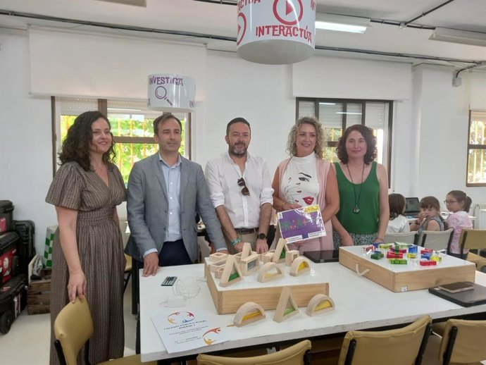 El delegado de Desarrollo Educativo y FP, Carlos Soriano de la Junta en Huelva, junto a docentes de Adersa 1.