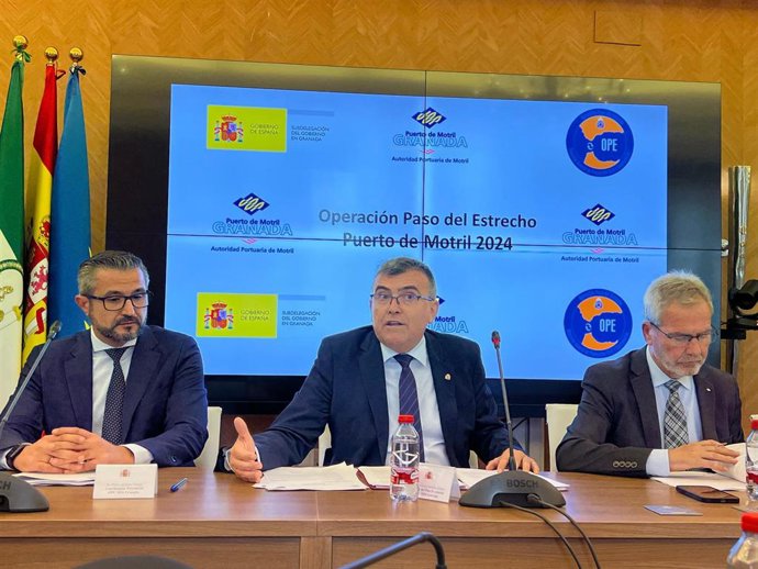 El subdelegado del Gobierno en Granada, José Antonio Montilla, ha presentado este jueves, junto al presidente de la Autoridad Portuaria de Motril, José García Fuentes, el dispositivo diseñado para el desarrollo de la Operación Paso del Estrecho (OPE).