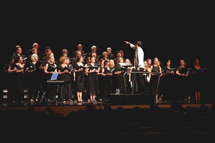 Imagen de una de las actuaciones recientes de la Coral Polifónica de Tomares, dirigida por Francisco José Moreno Carmona.