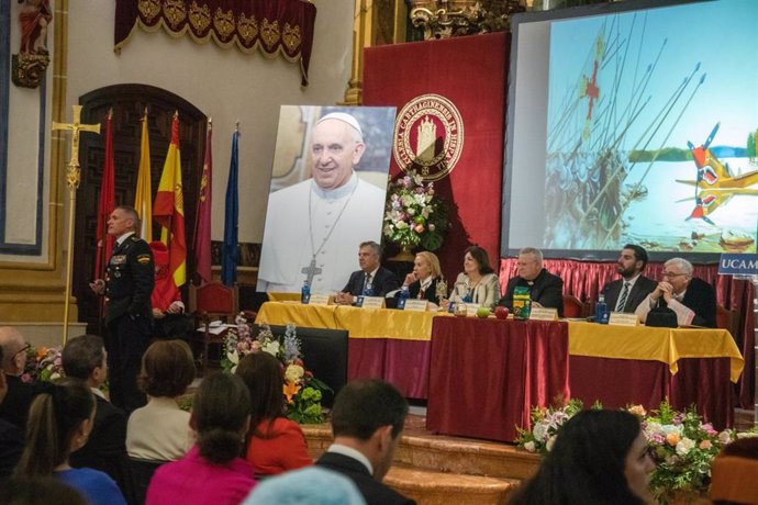 La lección magistral ha llevado por título "200 aniversario: De la policía administrativa al ciberespacio"