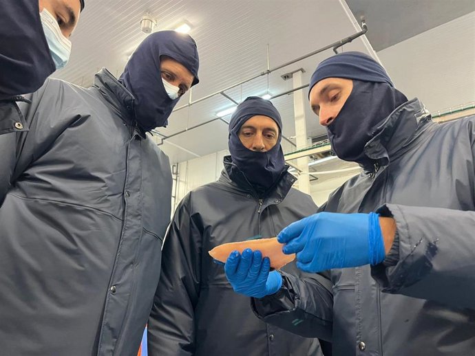 El conselleiro do Mar, Alfonso Villares, visita la factoría de Profand, en Cambre (A Coruña)