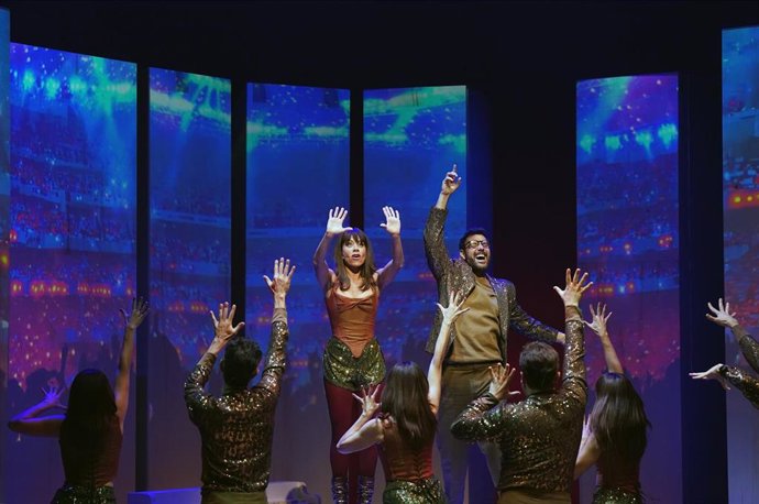 Los actores protagonistas Miquel Fernández (d) y María Adamuz (i), durante el pase gráfico del musical 'Tocando nuestra canción' 