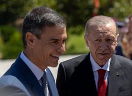 El presidente de Gobierno, Pedro Sánchez (i), recibe al presidente de la República de Turquía, Recep Tayyip Erdogan (d), en el complejo de la Moncloa, a 13 de junio de 2024, en Madrid (España).