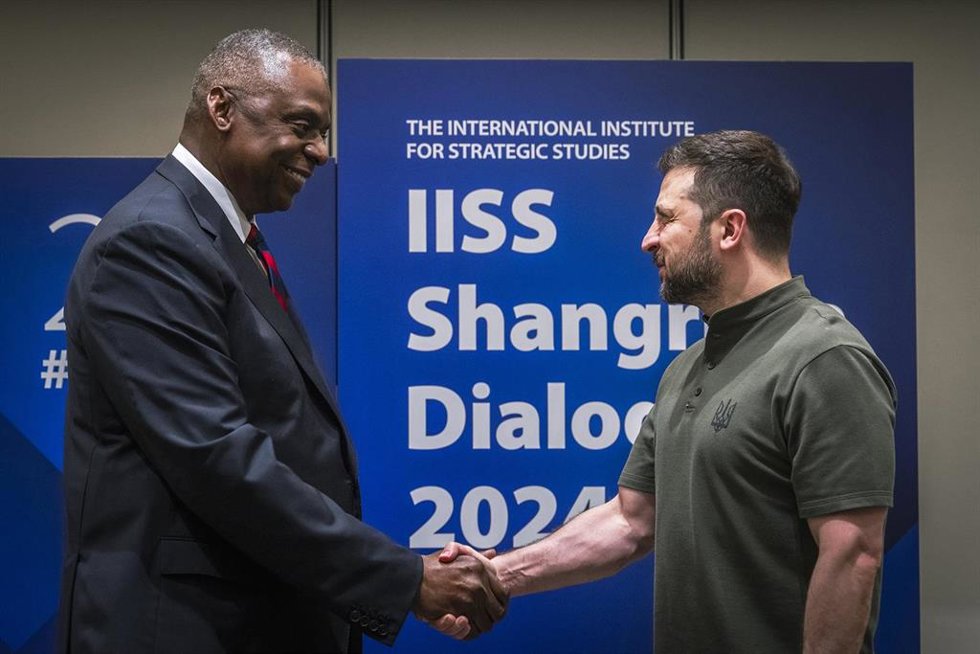 El secretario de Defensa de Estados Unidos, Lloyd Austin, y el presidente de Ucrania, Volodimir Zelenski, se saludan en Singapur