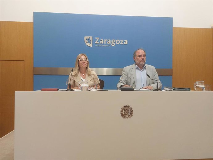 Los consejeros municipales de Hacienda y Fondos Europeos, Blanca Solans, y Participación Ciudadana y Régimen Interior, Alfonso Mendoza.