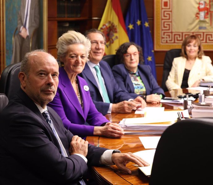 Archivo - (I-D) Los magistrados, Juan Carlos Campo, María Luisa Segoviano, Enrique Arnaldo y María Luisa Balaguer y la vicepresidenta del Tribunal Constitucional, Inmaculada Montalbán, durante un pleno jurisdiccional. (Foto de archivo).