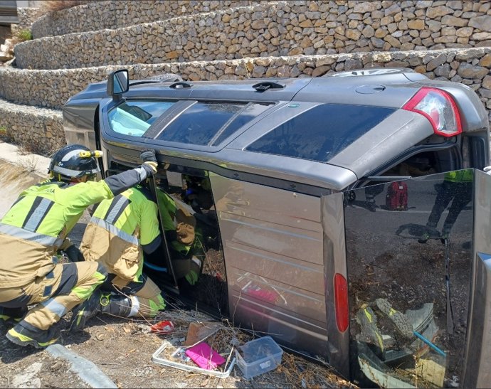 Los bomberos rescatando al conductor atrapado en Lorca