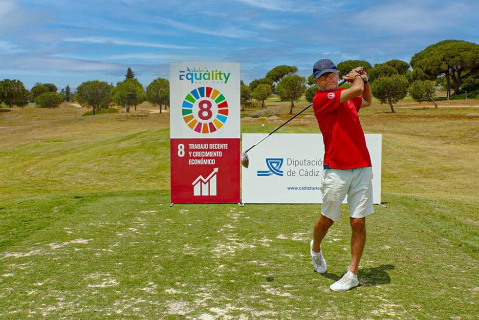 Un deportista en uno de los hoyos del torneo solidario Equality Golf celebrado en 2023 en la provincia de Cádiz.