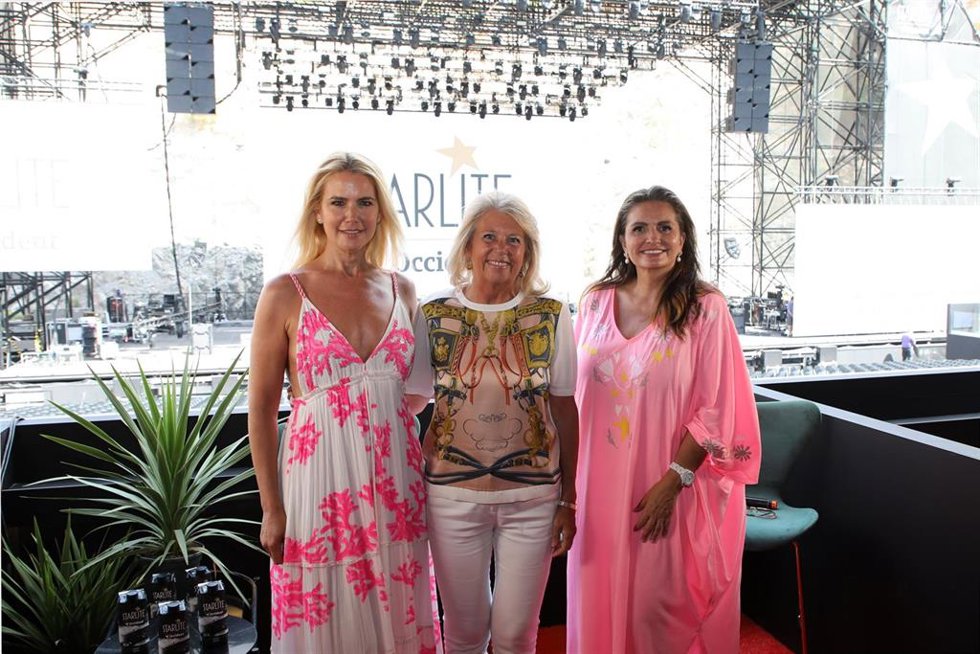 La presentadora de la gala benéfica de Starlite Valeria Mazza; la alcaldesa de Marbella, Ángeles Muñoz; y la presidenta de Starlite, Sandra García-Sanjuán.