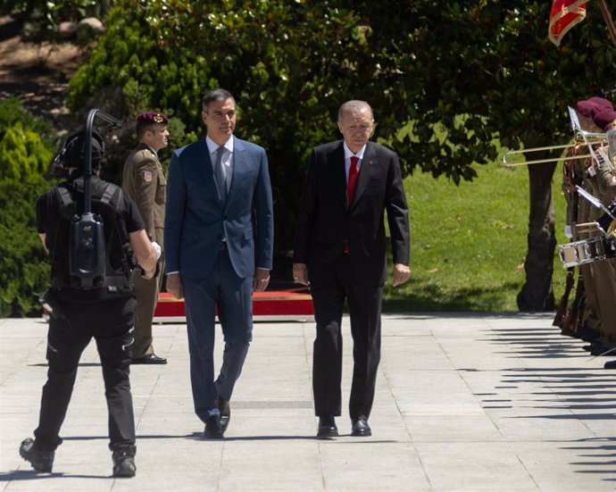 El presidente de Gobierno, Pedro Sánchez (i) y el presidente de la República de Turquía, Recep Tayyip Erdogan