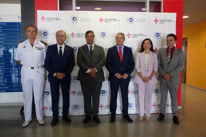 El rector de la UMA, Teodomiro López;  el alcalde, Francisco de la Torre; la delegada de la Junta en Málaga, Patricia Navarro; el presidente de la Diputación Francisco Salado, y el general jefe de la Dirección de Sanidad del Ejército, Juan de Dios Sáez.