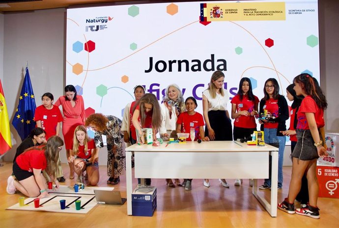 Las 100 participantes del Efigy Girls presentan al Gobierno los robots en los que han trabajo y los logros de este curso