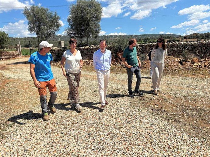 El presidente del Parlament, Gabriel Le Senne, durante su visita a una finca de Agromallorca.