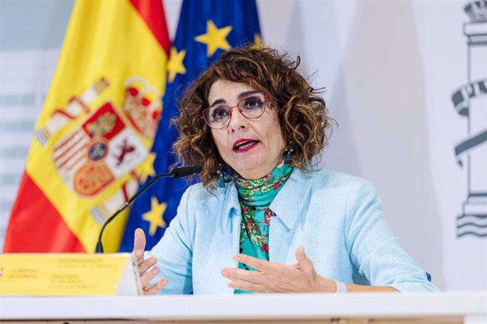 Archivo - La vicepresidenta primera y ministra de Hacienda, María Jesús Montero.