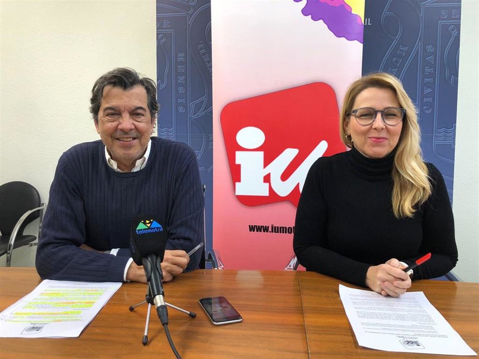 Archivo - Jose García Llorente e Inmaculada Omiste, del Grupo de IU Verdes Equo en Motril, en imagen de archivo