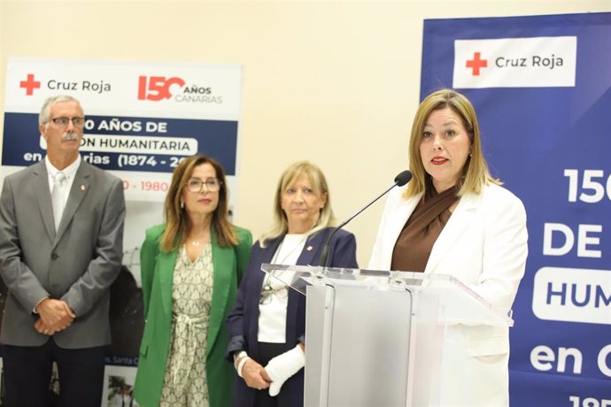 La presidenta del Parlamento de Canarias, Astrid Pérez, en la inauguración de la exposición itinerante sobre los 150 años de Cruz Roja en las islas