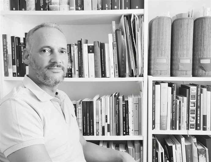 El escritor del poemario 'La Arquitectura de la luz', Daniel Alcázar.