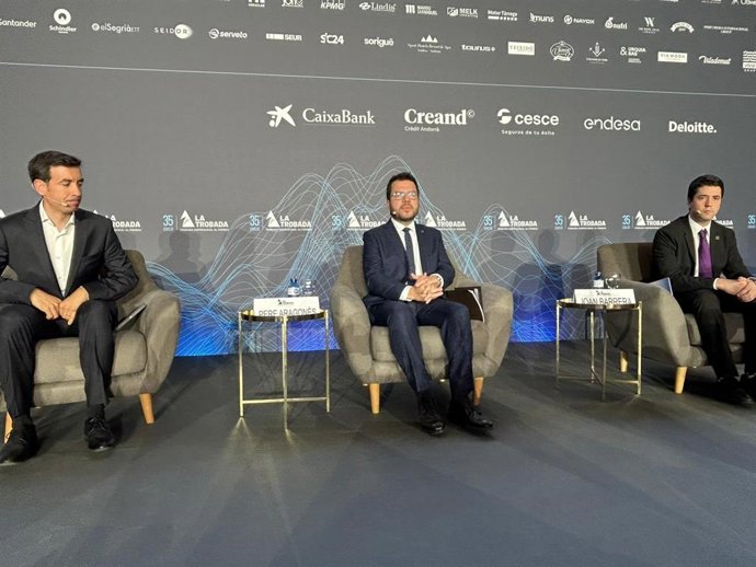 El presidente de la 35 Trobada Empresarial al Pirineu, Josep Serveto; el presidente de la Generalitat, Pere Aragonès, y el alcalde de la Seu d'Urgell, Joan Barrera