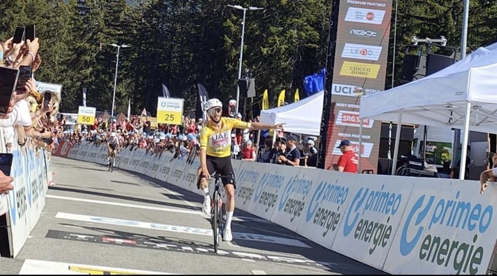 El ciclista británico Adam Yates (UAE Team Emirates) ganó este jueves la quinta etapa del Tour de Suiza, disputada entre Ambr y Car sobre 148,6 kilómetros