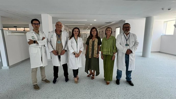 La delegada de Salud y Consumo de la Junta, María Jesús Botella (tercera por la dcha.), en su visita al Hospital Infanta Margarita de Cabra.