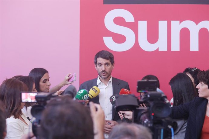 El portavoz de Sumar y ministro de Cultura, Ernest Urtasun, atiende a los medios de comunicación a su llegada a la reunión del Grupo Coordinador de Sumar, en el Espacio Rastro, a 13 de junio de 2024, en Madrid (España). Sumar ha iniciado un periodo de ref