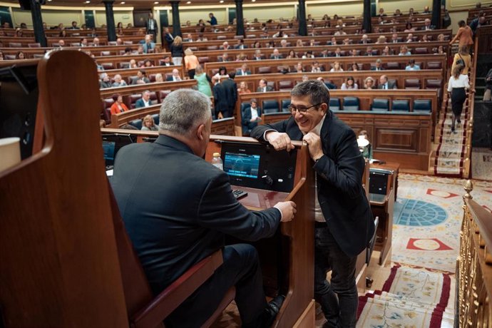El secretario de Organización del PSOE, Santos Cerdán (i), y el portavoz del PSOE en el Congreso, Patxi López (d).
